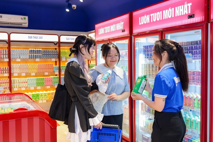 Đổi mới ấn tượng, “bắt sóng” giới trẻ, Vinamilk được nhóm khách hàng trẻ chú ý và yêu thích. (Ảnh: Nguyên Phương)