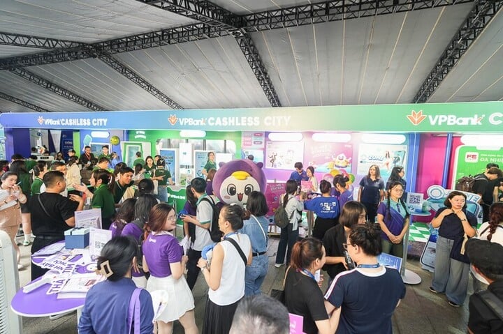 VPBank Cashless City thu hút nhiều khách tham gia trải nghiệm.