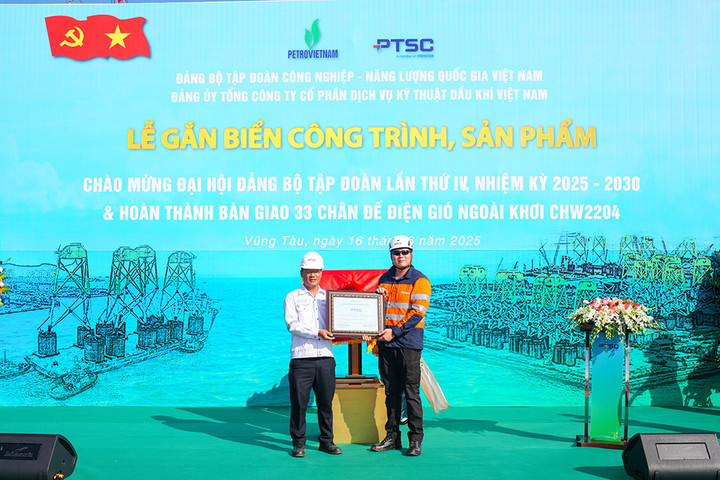 Đại diện Chủ đầu tư Orsted trao Giấy chứng nhận hoàn thành công trình cho đại diện PTSC.