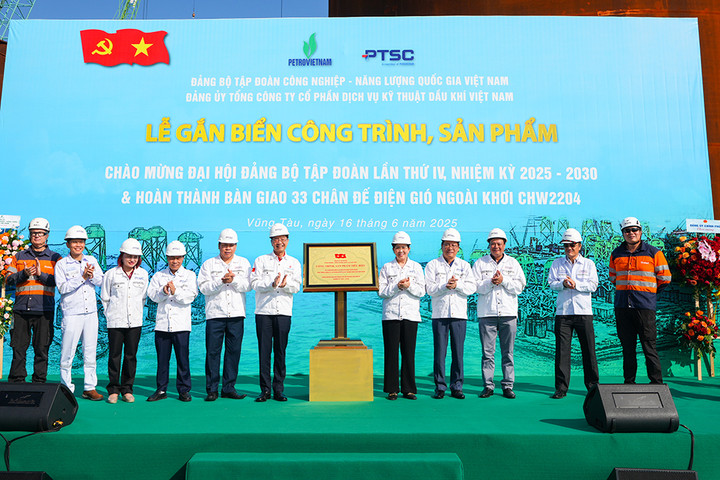 Lãnh đạo Đảng uỷ Chính phủ, lãnh đạo Petrovietnam; đại diện chủ đầu tư Orsted (Đan Mạch) và đại diện lãnh đạo PTSC thực hiện ghi thức gắn biển công trình.
