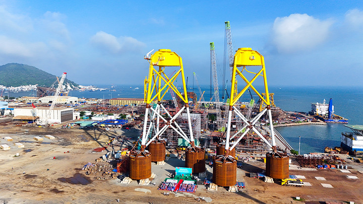 Petrovietnam - doanh nghiệp đầu tiên và duy nhất tại Việt Nam hiện nay chế tạo và xuất khẩu chân đế điện gió ngoài khơi cho các đối tác nước ngoài.