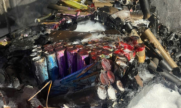 Nhiều đồ vật bị cháy nghi là pháo phục vụ tổ chức sự kiện tại hiện trường vụ cháy.