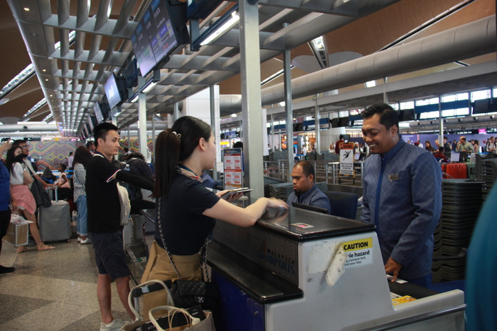 Hãng hàng không Vietnam Airlies tại Malaysia làm thủ tục để khách lên máy bay.