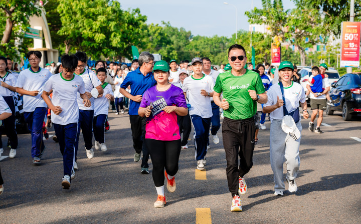 Ông Nguyễn Thành Đạt (áo xanh), Giám đốc truyền thông cấp cao Herbalife Việt Nam, Campuchia và Thái Lan tham gia chuỗi thể thao Ngày Olympic.