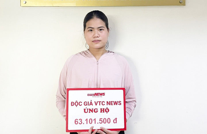 Chị Cao Thị Hải - vợ anh Giáp đón nhận số tiền bạn đọc giúp đỡ.