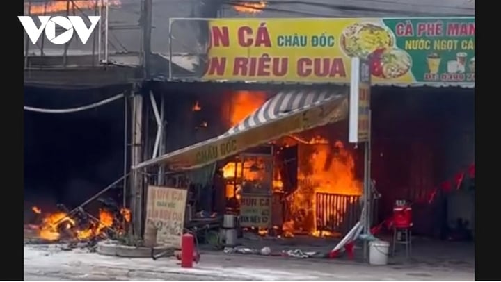 Ngọn lửa bùng phát dữ dội.