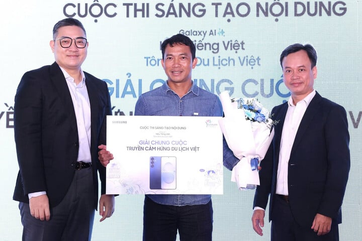 Tác giả Nguyễn Việt Hùng (giữa) nhận giải Truyền cảm hứng du lịch Việt.