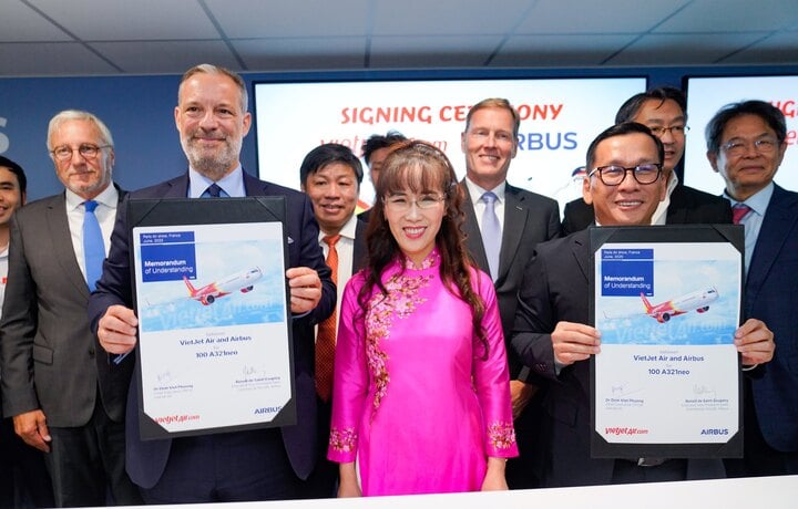 Ông Đinh Việt Phương, Tổng Giám đốc Vietjet (phải) và ông Benoît de Saint-Exupéry, Phó Chủ tịch cấp cao phụ trách Kinh doanh máy bay thương mại của Airbus (trái) trao thỏa thuận đặt hàng 100 máy bay A321neo mới.
