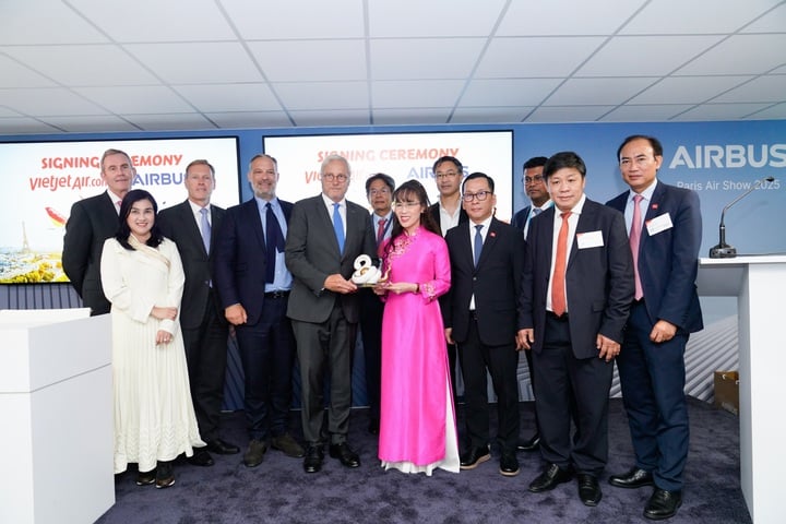 Đại diện lãnh đạo Airbus và Vietjet tại Triển lãm Hàng không Lé Bourget Paris (Paris Airshow) 2025.