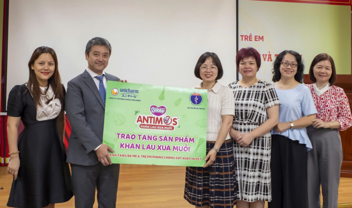 Ông Makoto Anezaki - Giám đốc Marketing Diana Unicharm - trao ủng hộ tới Cục Bà mẹ - Trẻ em, Bộ Y Tế.