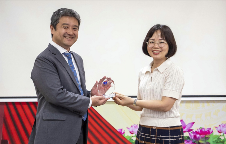 Đại diện Cục Bà mẹ - Trẻ em trao tặng kỷ niệm chương tri ân Diana Unicharm vì những đóng góp cho trẻ em Việt Nam.