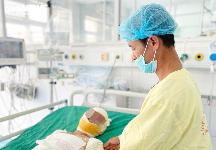 Anh Long không rời giường bệnh của con nửa bước. (Ảnh: Như Loan)