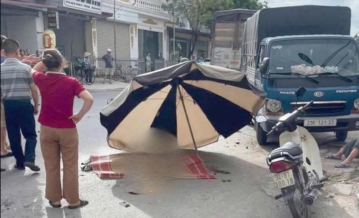 Hiện trường vụ tai nạn liên hoàn khiến 3 người trong một gia đình thương vong.