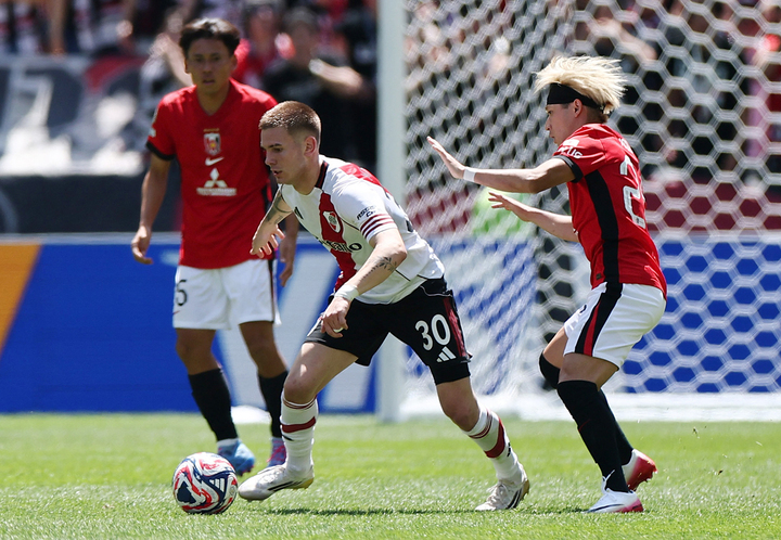 River Plate (áo trắng) đánh bại Urawa Red Diamonds.