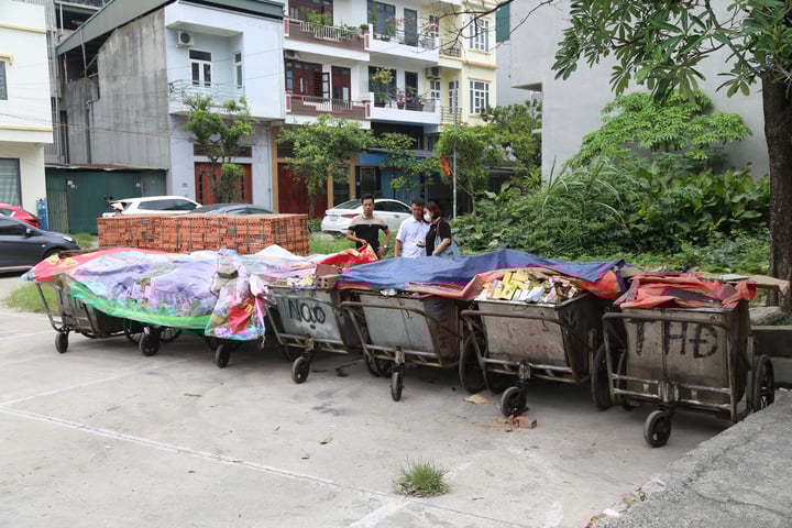Hàng nghìn hộp thực phẩm chức năng được thu gom, chất đầy trên 13 xe thu gom rác.