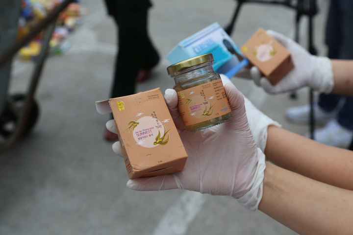 Hàng nghìn hộp thực phẩm chức năng hết hạn bị vứt ra bãi rác ở Quảng Ninh - 3
