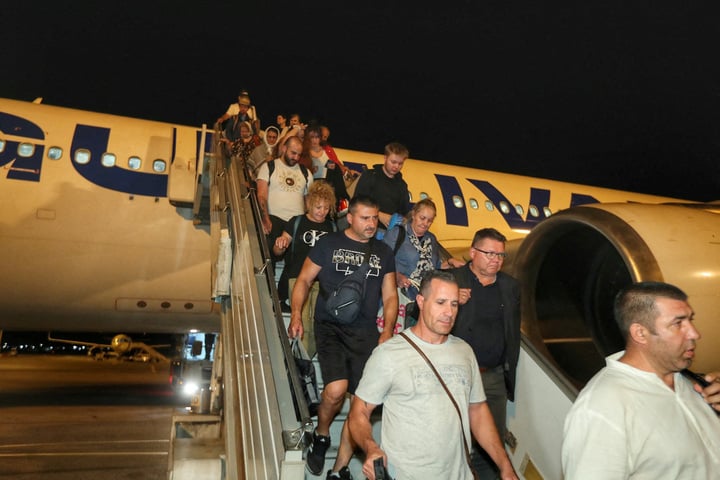 Người dân một số nước di tản từ Israel đến Bulgaria. (Ảnh: Reuters)