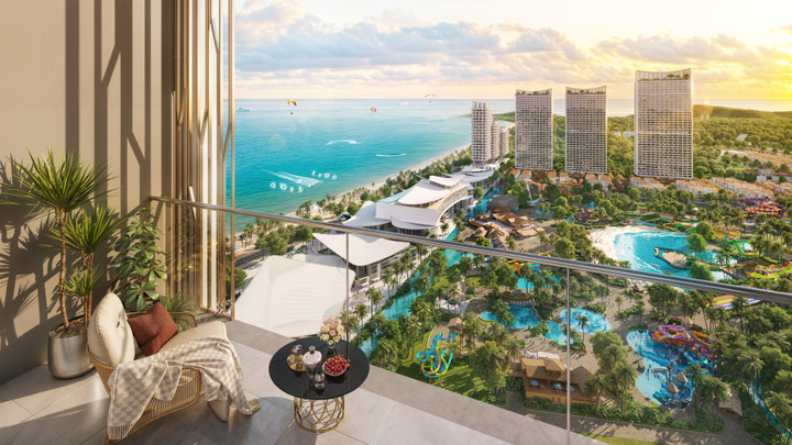 Ban công căn hộ tại Blanca với tầm nhìn ra biển và công viên nước Sun World Vũng Tàu.