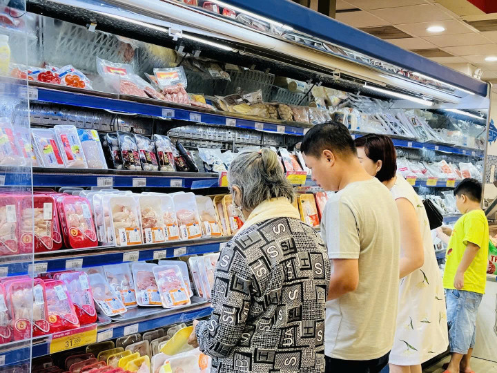 Các mặt hàng tươi sống giảm giá mạnh.