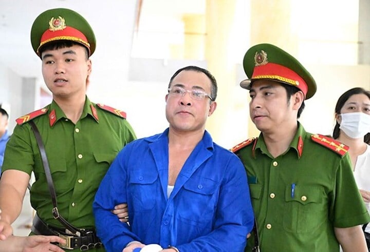 Bị cáo Nghiêm Quang Minh được dẫn giải đến phiên tòa phúc thẩm.
