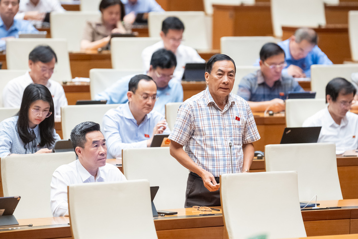 Đại biểu Phạm Văn Hòa (Đoàn Đồng Tháp) phát biểu chiều nay.