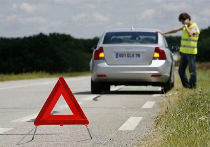 Đèn khẩn cấp chỉ nên sử dụng khi xe gặp sự cố đang di chuyển hay phải đỗ trên đường. (Ảnh minh họa: KT)