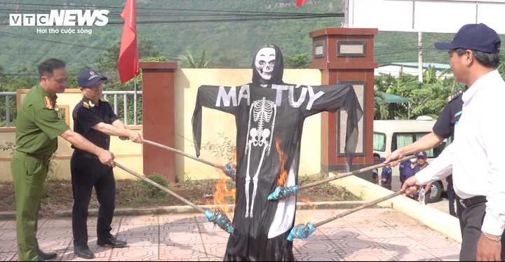 Lực lượng chức năng đốt hình nộm ma tuý để hưởng ứng lễ mít tinh "Chung một quyết tâm - vì một cộng đồng không ma tuý".