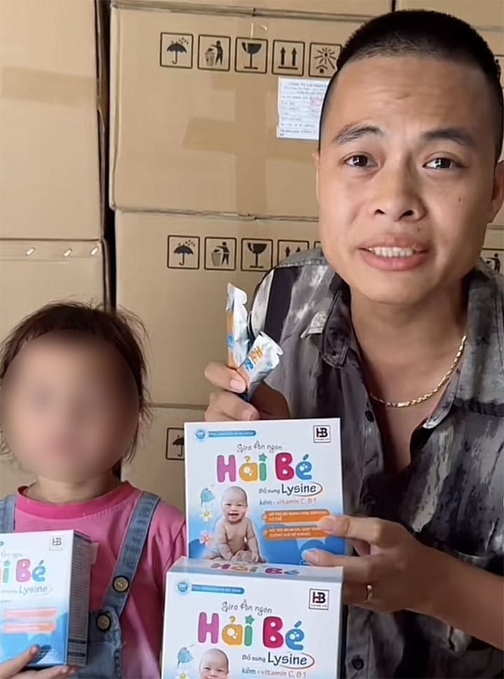 Hải livestream cùng con gái để tạo niềm tin, giúp bán được nhiều "Siro ăn ngon Hải Bé". (Ảnh chụp màn hình)
