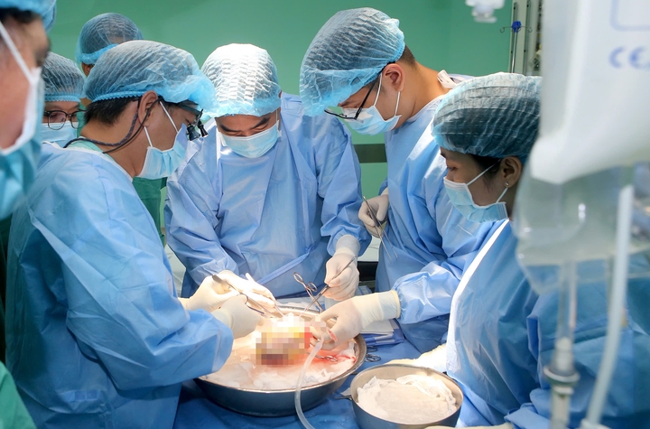 Xuyên đêm ghép 4 tạng cứu người