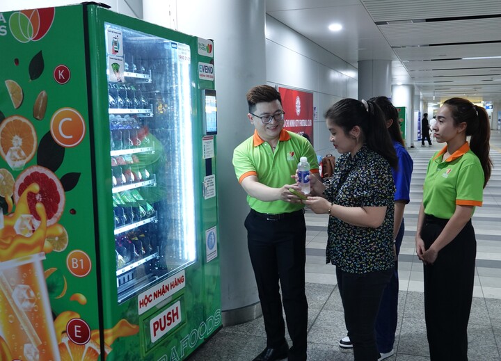 Ngoài ký kết hợp tác với UEH, vừa qua SATRA cũng ký thỏa thuận với Công ty TNHH MTV Đường sắt Đô thị Số 1 TP.HCM (HURC1) nhằm phát triển hệ thống bán lẻ và chuỗi cửa hàng tiện lợi tại các nhà ga của Metro.