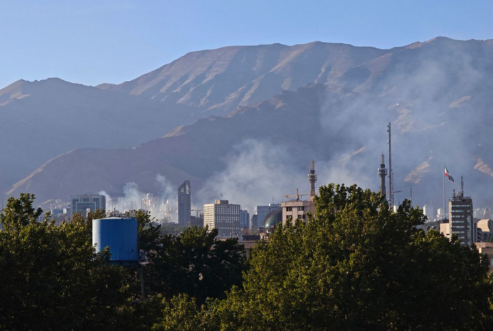 Khói bốc lên sau cuộc không kích được cho là của Israel vào trụ sở cảnh sát Tehran. (Ảnh: Getty)