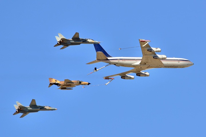 KC-707 của Không quân Iran tiếp nhiên liệu cho F-4 và F-14. (Ảnh: Military Watch)