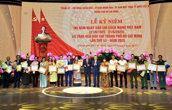 Đại diện các đơn vị nhận Bằng khen của UBND TP.HCM dịp 100 năm ngày Báo chí cách mạng Việt Nam.