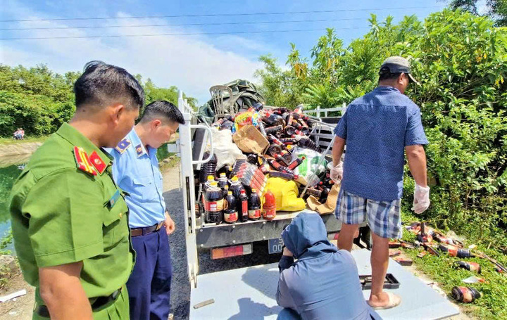 Thu gom cả nghìn chai nước mắm bị vứt bỏ trong bụi rậm ở Quảng Nam