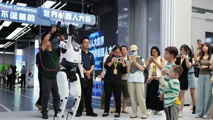 Robot hình người chào đón khách tham quan tại khu công nghệ cao Bắc Kinh. (Ảnh: Tân Hoa Xã)
