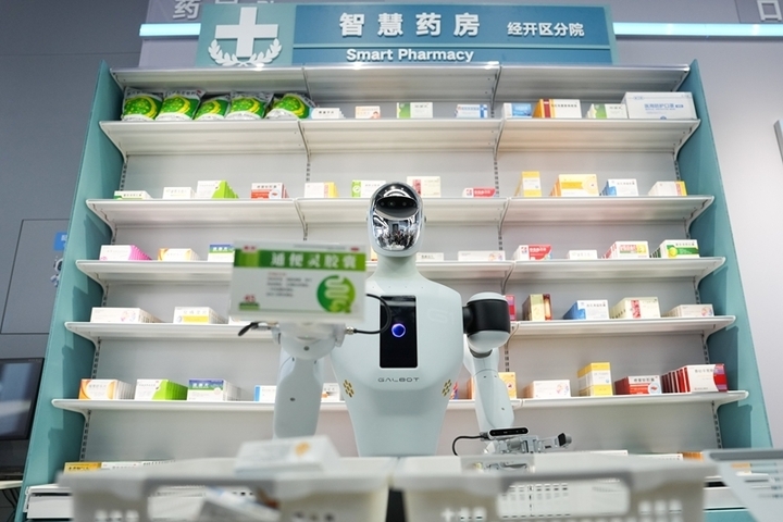 Robot hình người Galbot thực hiện vai trò nhân viên bán hàng tại hiệu thuốc mô phỏng. (Ảnh: China Daily)