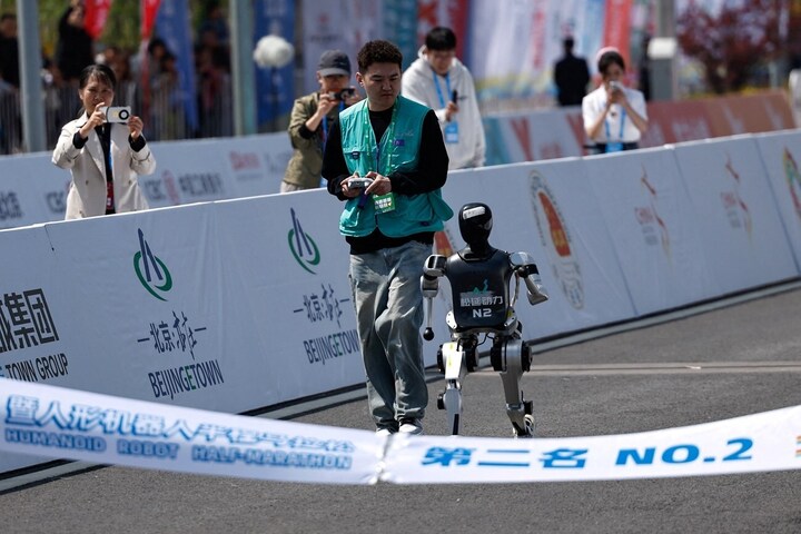 Noetix N2 về đích ở vị trí thứ hai trong cuộc thi bán marathon dành cho robot hình người. (Ảnh: Reuters)