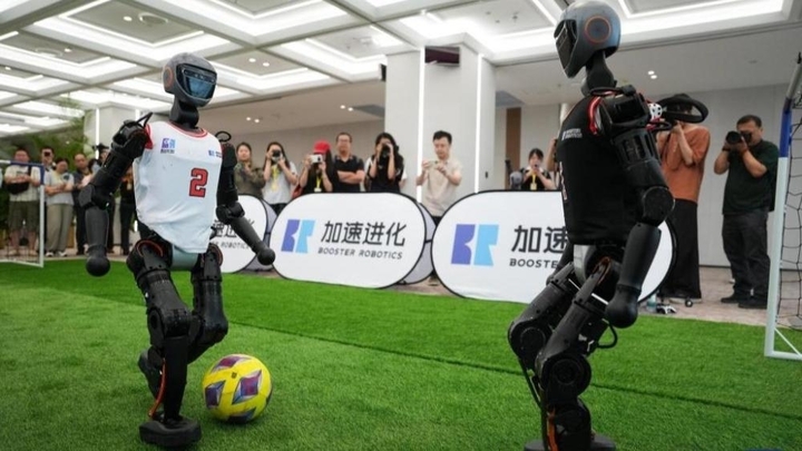 Robot hình người Booster T1 chơi bóng đá tại Khu Phát triển Kinh tế - Công nghệ Bắc Kinh. (Ảnh: China Daily)