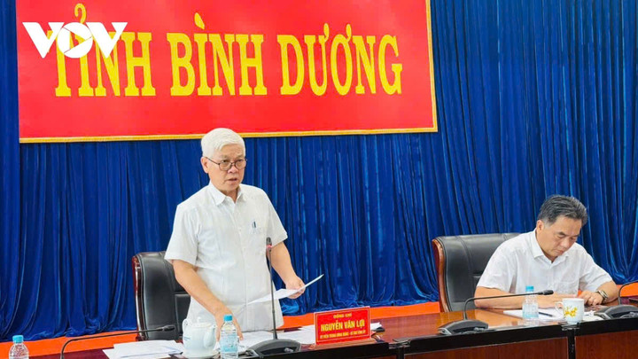 Bí thư Tỉnh ủy Bình Dương Nguyễn Văn Lợi chỉ đạo tại cuộc họp.