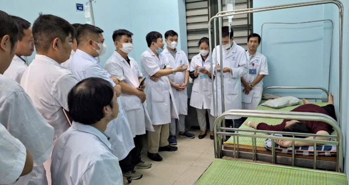 Bác sỹ Bệnh viện Tâm thần Ban ngày Mai Hương hướng dẫn lâm sáng cho sinh viên Y5 Đại học Hoà Bình.