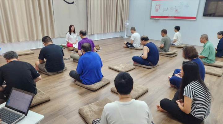 Hướng dẫn thiền cho bệnh nhân tại Bệnh viện Tâm thần Ban ngày Mai Hương.