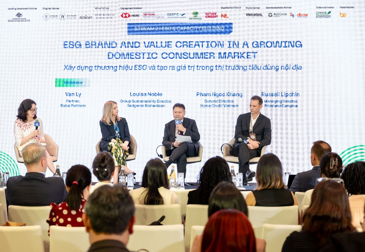 Ông Pham Ngoc Khang - Tổng Giám đốc Home Credit Việt Nam (giữa) - chia sẻ tại phiên thảo luận “Xây dựng thương hiệu ESG và tạo ra giá trị trong thị trường tiêu dùng nội địa” trong khuôn khổ Hội nghị Đầu tư ESG 2025. (Ảnh: Home Credit)