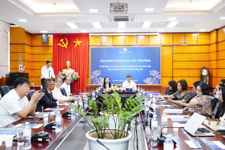 Toạ đàm "Phát triển kỹ năng thực hành nghề luật của sinh viên đáp ứng yêu cầu thị trường việc làm".