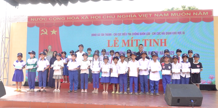 Ban tổ chức tặng quà cho các hoàn sinh có hoàn cảnh khó khăn tại huyện Hướng Hoá.