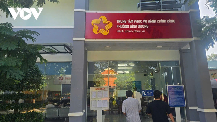 Người dân đến Trung tâm Phục vụ Hành chính công phường Bình Dương để làm thủ tục hành chính.