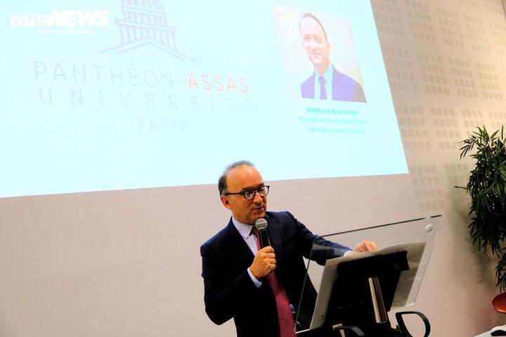 Ông Stéphane Braconnier, Giáo sư - Chủ tịch Đại học Paris Pantheon-Assas, Pháp có bài phát biểu khai mạc tại hội thảo.