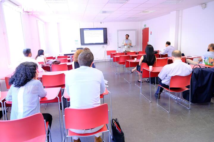 Sau phiên khai mạc tổng thể, khách mời, diễn giả có các phiên thảo luận riêng.
