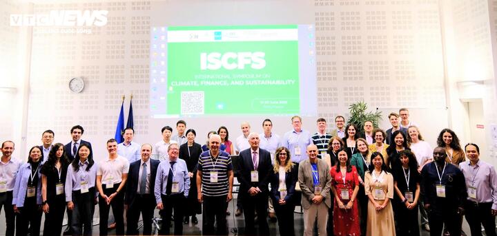 Khách mời, học giả dự hội thảo ISCFS - 2025 chụp ảnh lưu niệm.