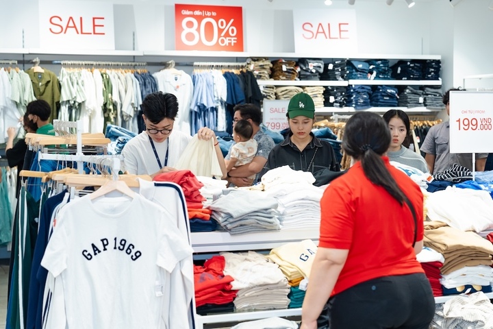 Các gian hàng thời trang luôn tấp nập “chiến thần săn sale” với các mức ưu đãi khủng.
