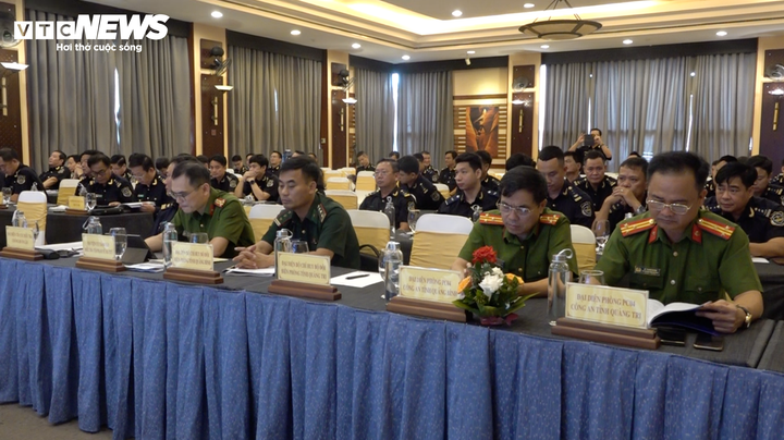 Hội nghị có sự tham gia của lực lượng Bộ đội Biên phòng, Cảnh sát biển, Công an Quảng Bình, Quảng Trị và Cục C04 (Bộ Công an). (Ảnh: Quốc Bình)